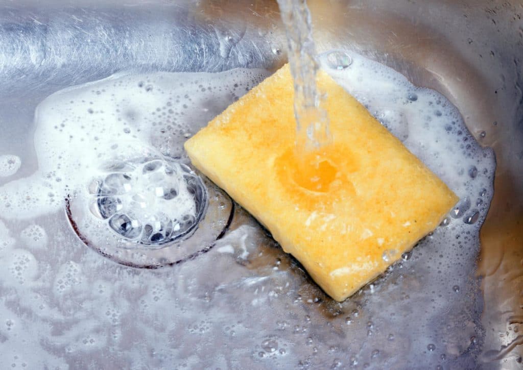 Домашние хитрости: Веская причина, почему губки для мытья посуды надо выбрасывать, а не стирать