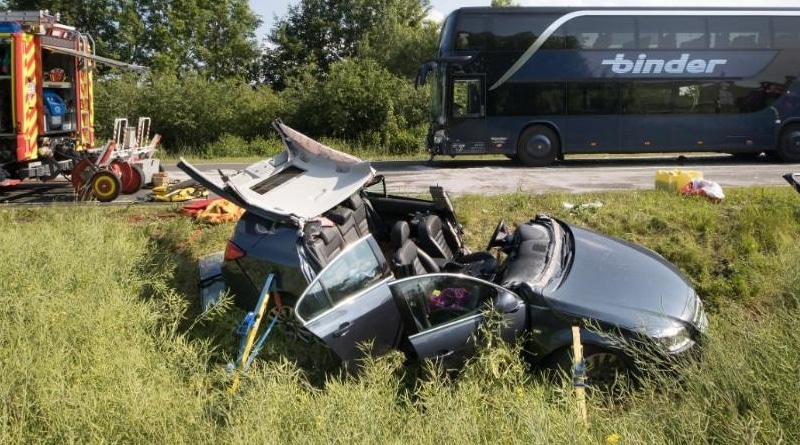 Происшествия: Авто въехало в школьный автобус: 28 пострадавших