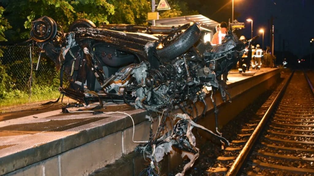 Происшествия: Бранденбург: поезд около 150 метров протащил авто, в котором находилась женщина
