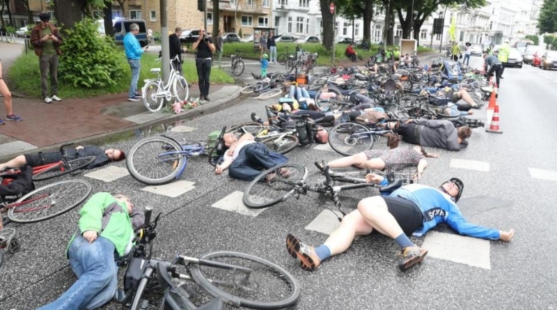 Общество: Велосипедисты устроили акцию протеста, так как на дорогах больше не чувствуют себя в безопасности