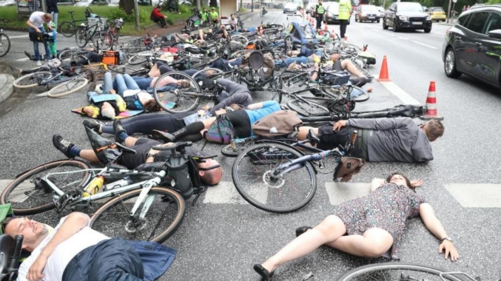 Общество: Велосипедисты устроили акцию протеста, так как на дорогах больше не чувствуют себя в безопасности