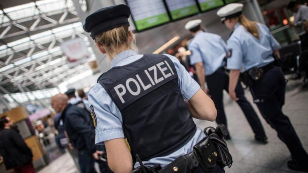 Общество: В аэропортах и на вокзалах Германии стало безопаснее