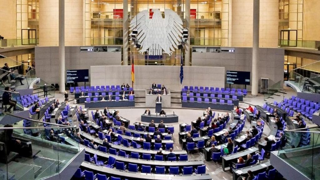 Общество: Сколько заседаний из всего 105 пропустили депутаты бундестага?