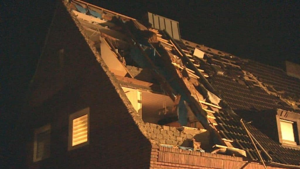 Происшествия: Северный Рейн-Вестфалия: торнадо сорвал крыши домов и перевернул авто