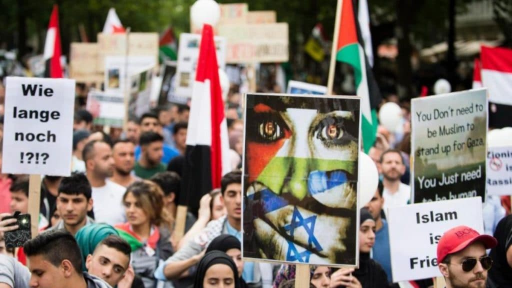 Общество: Почему в Берлине разрешают проводить антисемитскую демонстрацию?