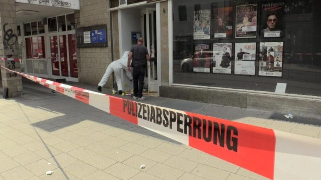 Происшествия: Гельзенкирхен: мужчина с ножом напал на женщину перед кинотеатром