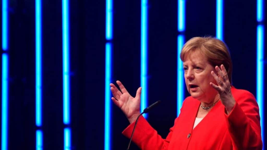 Общество: Меркель признала, что выделяла слишком мало средств на снаряжение бундесвера
