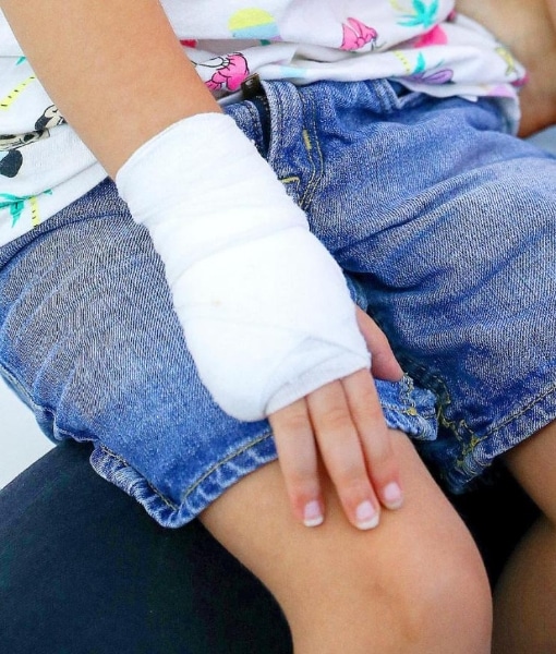 Происшествия: Трехлетняя Айша пошла с мамой за игрушками, но лишилась пальца