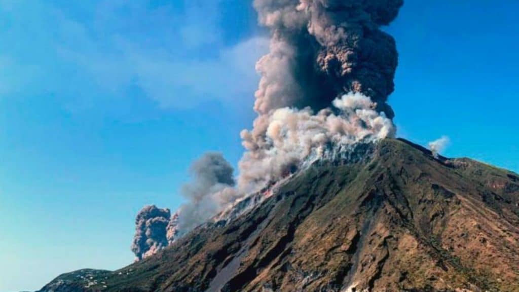 Отовсюду обо всем: Извержение вулкана Стромболи: погиб один турист, проводится эвакуация людей (+видео)