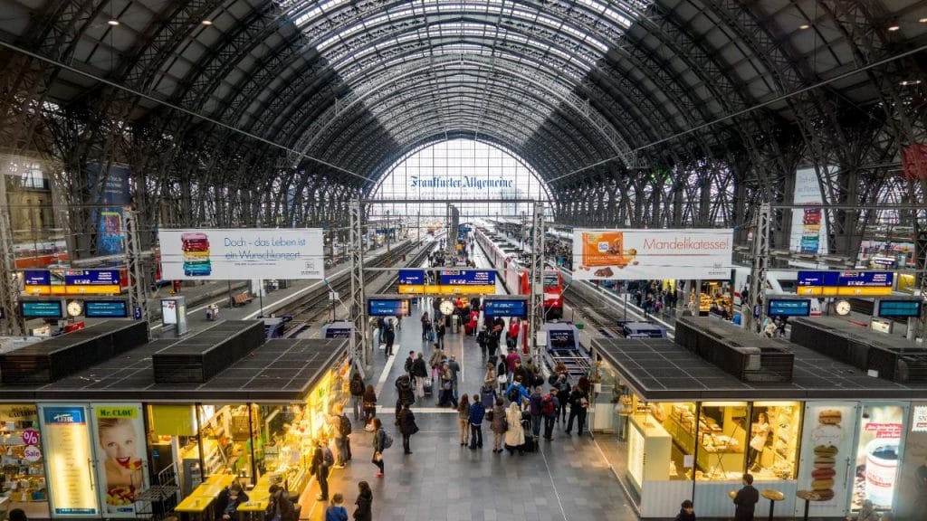 Происшествия: Во Франкфурте неизвестный мужчина толкнул ребенка под поезд