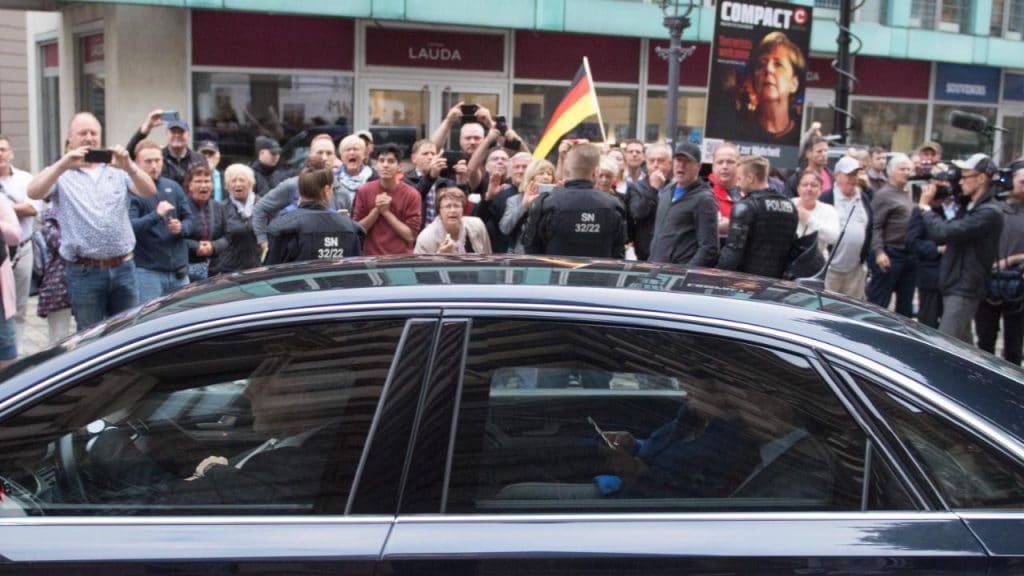 Происшествия: В Дрездене Меркель встретили акцией протеста и лозунгами «Уходи!»