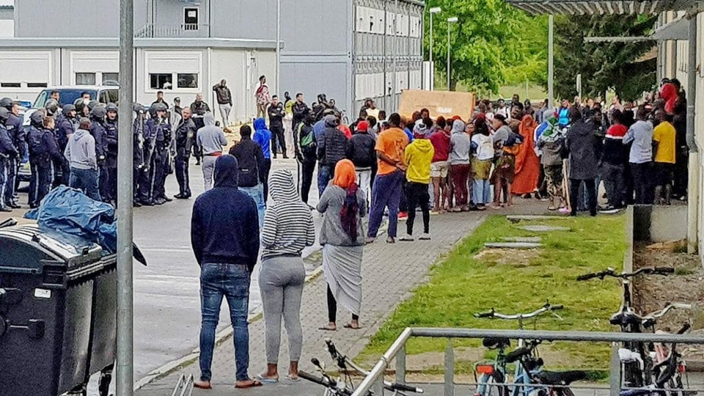 Общество: Немецкие города требуют ограничить количество беженцев в якорных центрах