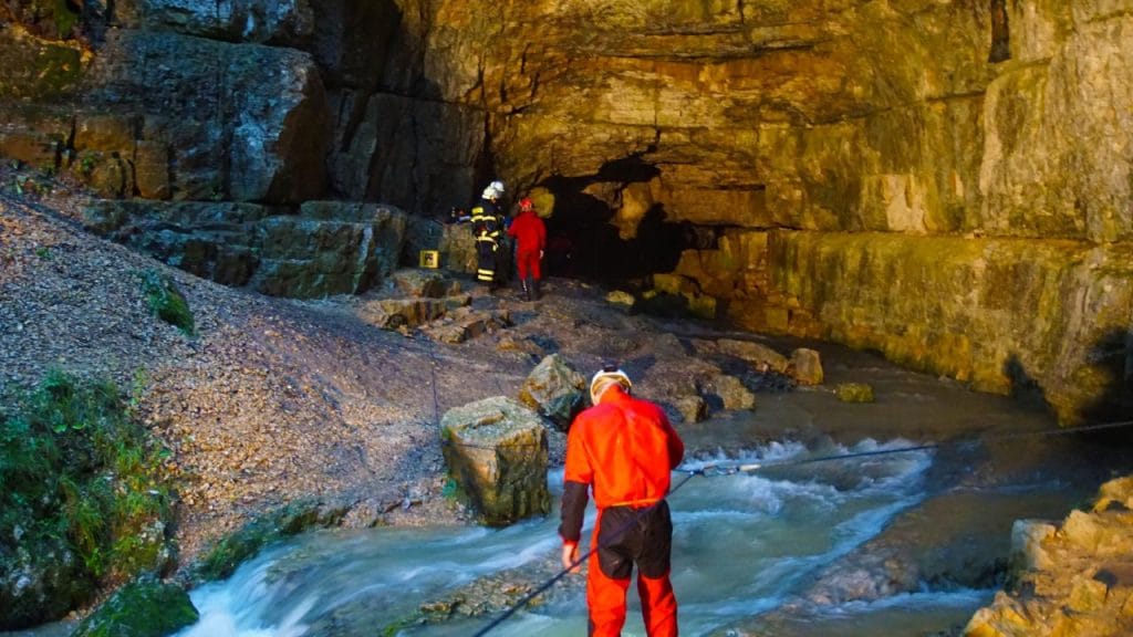 Происшествия: В Баден-Вюртемберге из-за поднявшегося уровня воды двое мужчин оказались в ловушке в пещере