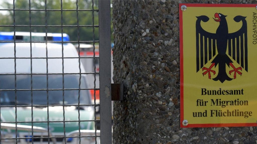 Происшествия: В Баварии разъяренный нигериец принялся крушить автомобили, припаркованные возле якорного центра