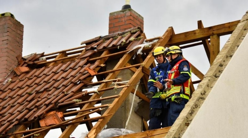 Происшествия: В Рейнланд-Пфальце пронесся торнадо, сорвав крыши домов и повредив авто рис 2