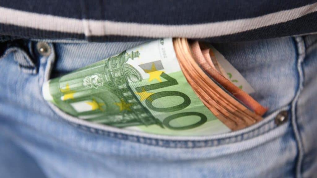 Деньги: В Европе появляется все больше фальшивых денег в обиходе