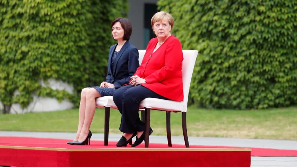 Политика: Меркель снова принимает почетных гостей сидя