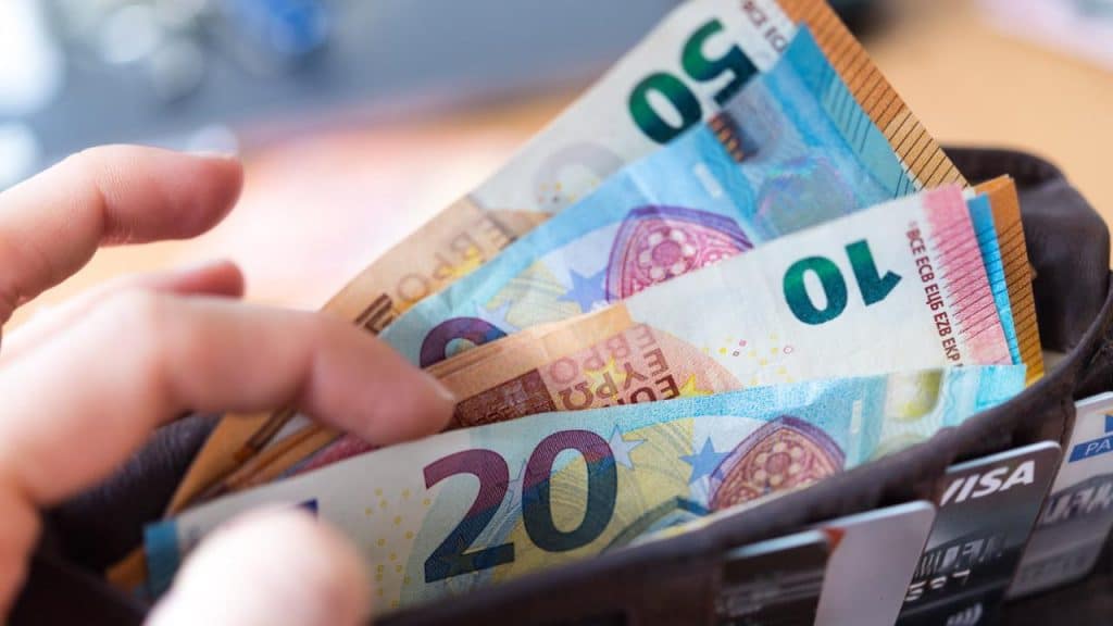 Деньги: Зарплаты в Восточной и Западной Германии: новые цифры