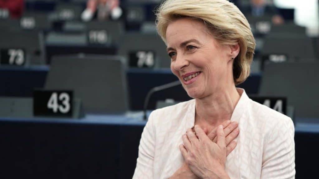 Политика: Урсула фон дер Ляйен стала первой женщиной-главой Еврокомиссии