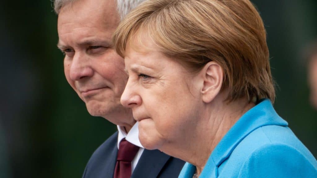 Политика: Все взгляды обращены на Меркель: третий приступ канцлера вызвал панику