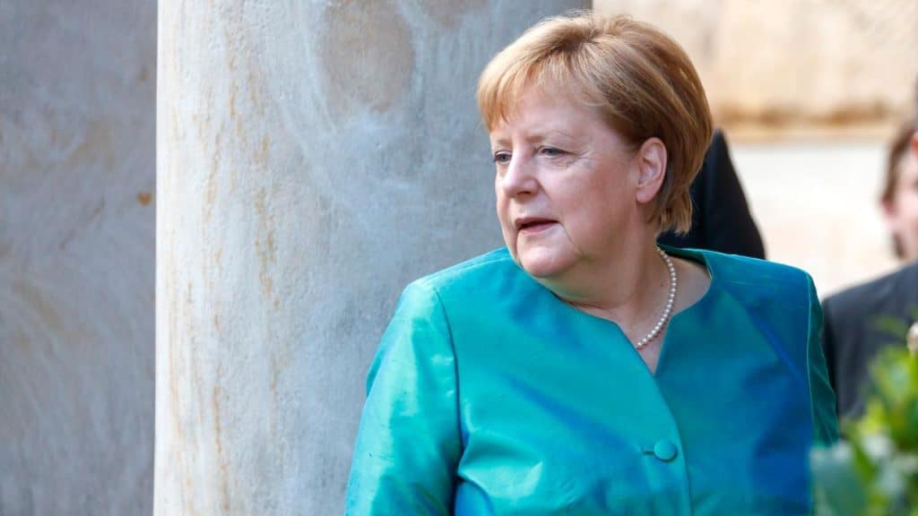 Общество: Отпуск канцлера: почему Ангела Меркель осталась одна