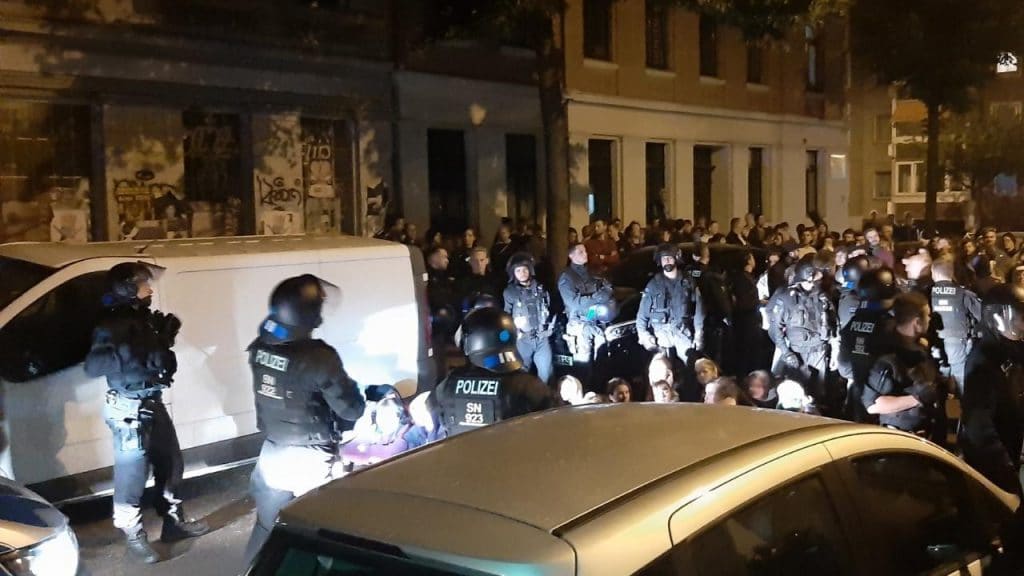 Происшествия: В Лейпциге в знак протеста против депортации беженца полицейских забросали камнями