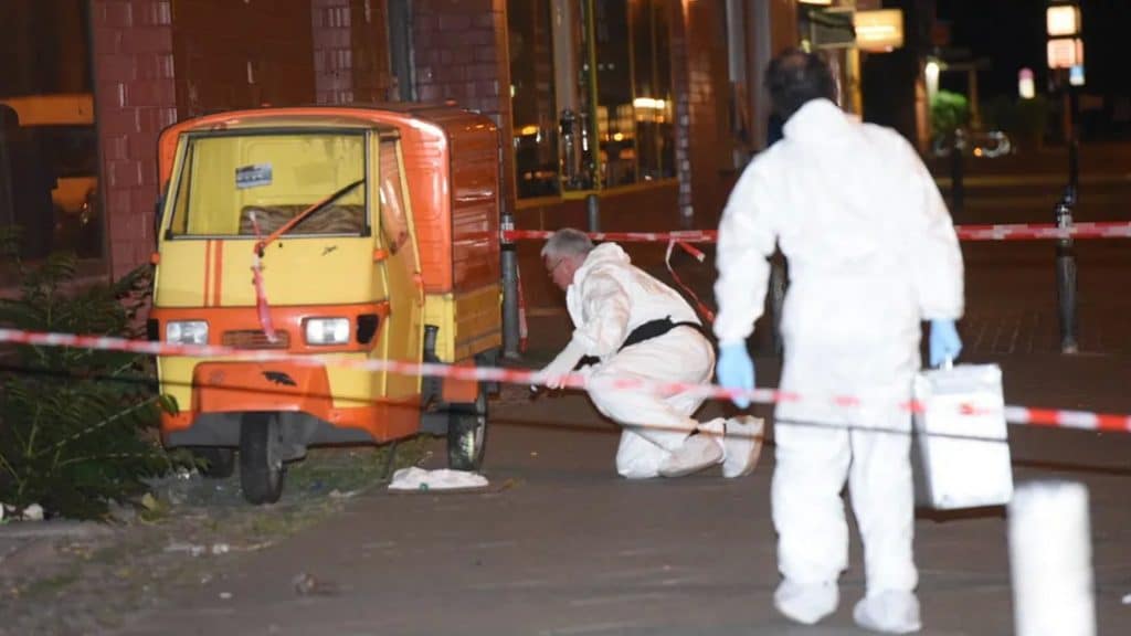 Происшествия: В Берлине неизвестный мужчина вонзил подростку нож в шею