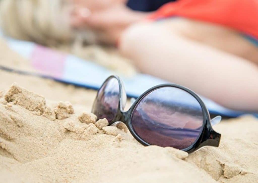 Домашние хитрости: Почему солнцезащитные очки, загрязненные на пляже, нужно ополаскивать проточной водой
