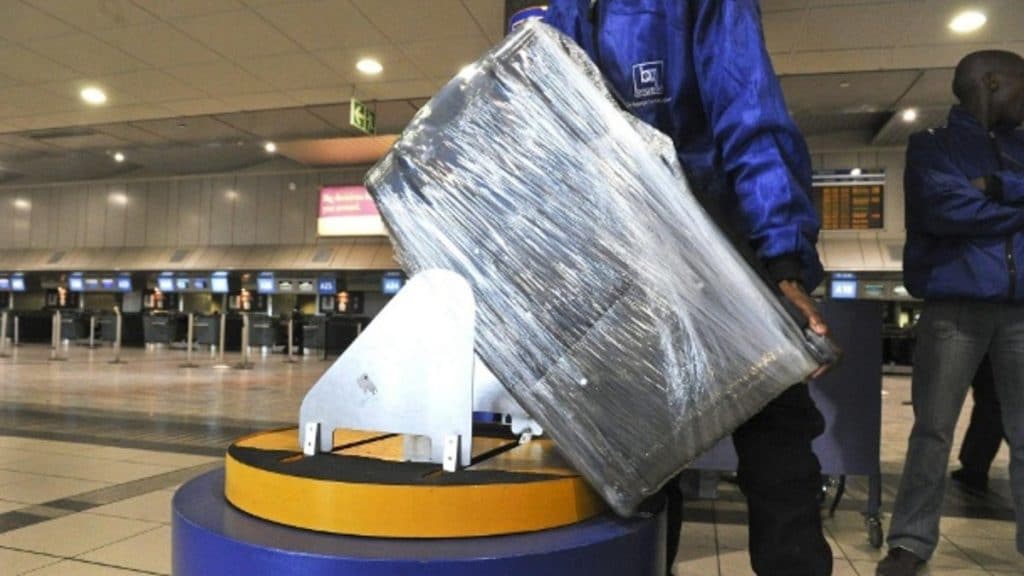 Полезные советы: Почему некоторые пассажиры в аэропорту обматывают свои чемоданы в пленку