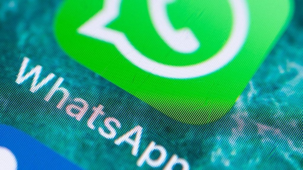 Общество: За что WhatsApp может вас забанить