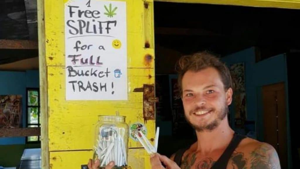 Общество: Немец на Ямайке раздает косяки тем, кто собирает мусор на пляжах
