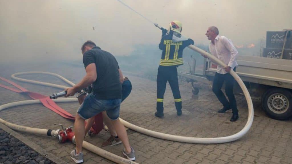 Общество: Пожарный ушел с собственного юбилея, чтобы спасти родную деревню от огня