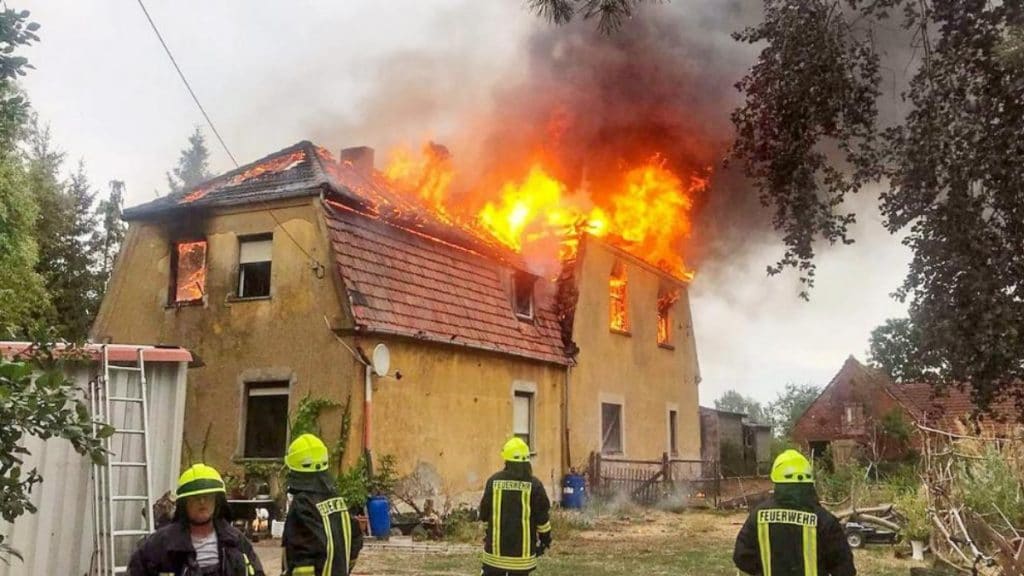Происшествия: Бранденбург: мужчина спас от огня соседку и ее четверых детей