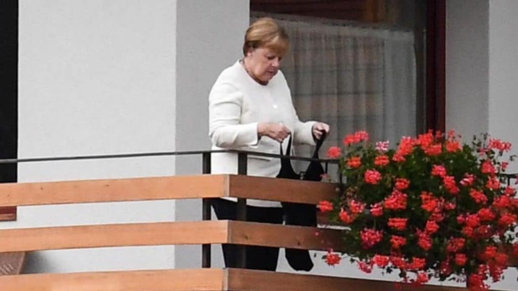Общество: Балконное чтение и горы: как проходит отпуск Ангелы Меркель