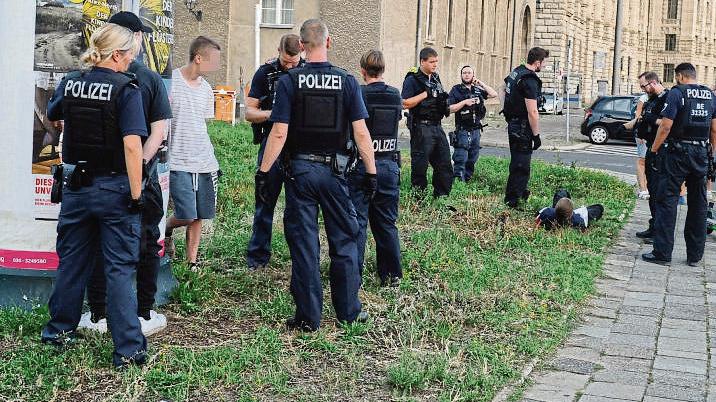 Festnahme in Berlin: Polizisten haben einem VerdÃ¤chtigen Handschellen angelegt