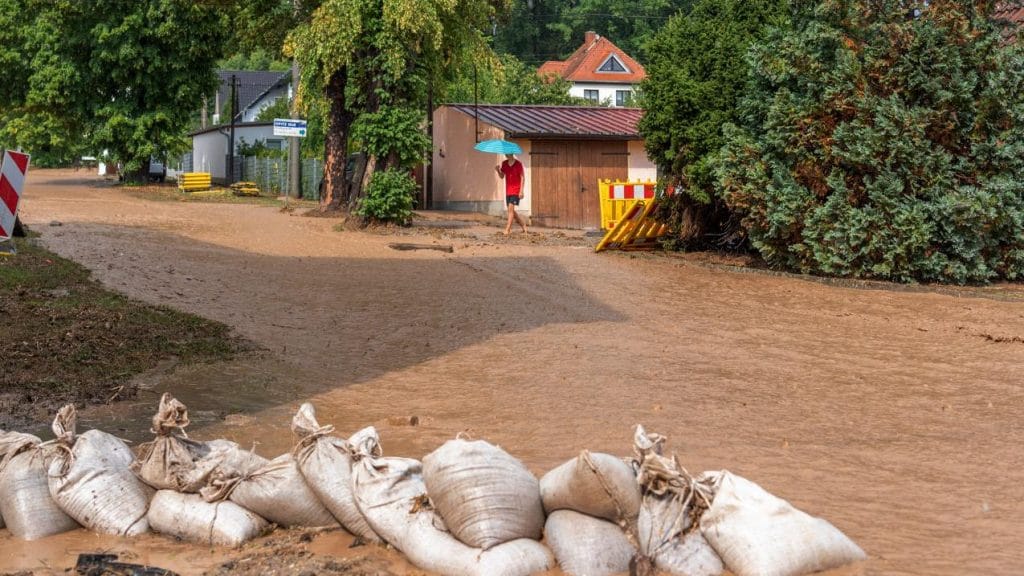 Происшествия: Сильные ливни стали причиной оползня, который обрушился на деревню в Тюрингии