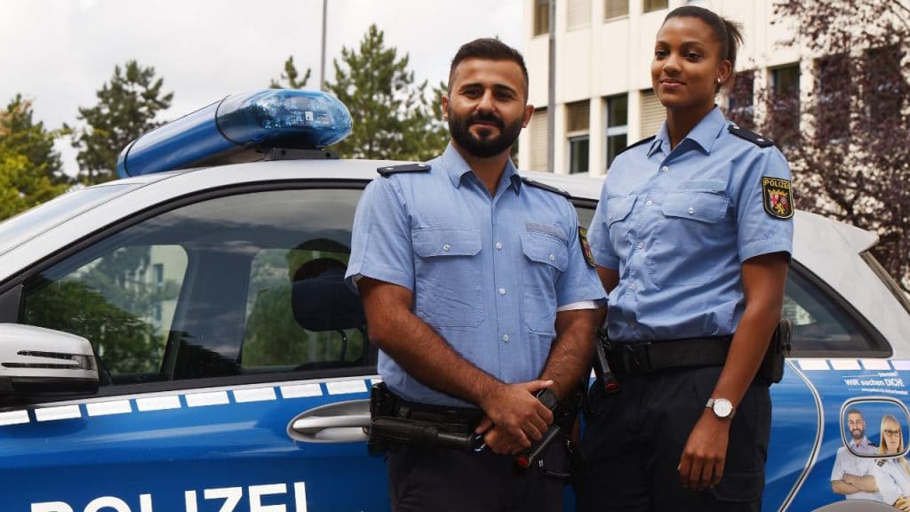 Общество: Ненависть к иностранцам в Германии растет, даже к полицейским