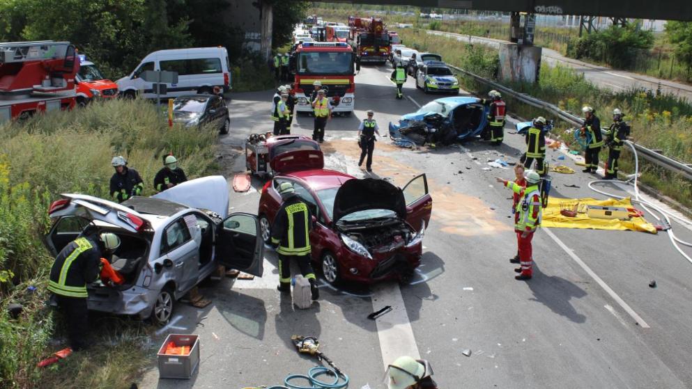 Происшествия: Происшествия: Происшествия: В Дортмунде водитель решил воспользоваться аварийной полосой, поставив под угрозу жизни пострадавших