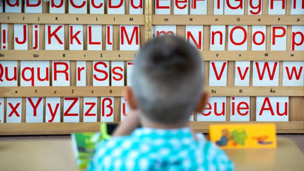 Политика: Дети, которые не знают немецкий, не должны посещать школы: справедливо ли это?