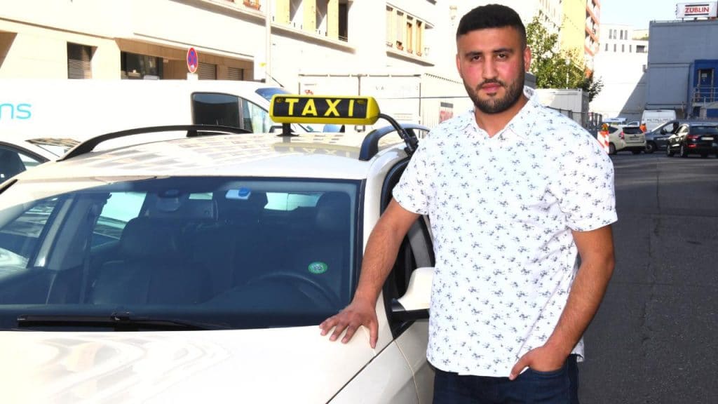 Общество: Таксист с большим сердцем: Фатих проехал полгорода, чтобы помочь пожилому человеку