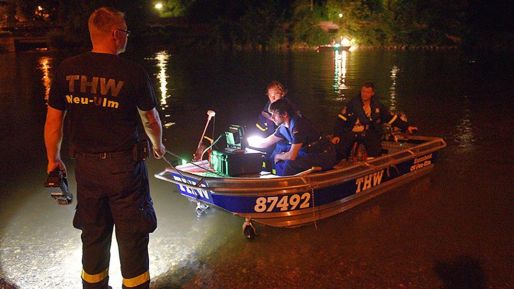 Происшествия: Спасатели почти сутки искали женщину, которая прыгнула в реку за телефоном. Все это время она была дома