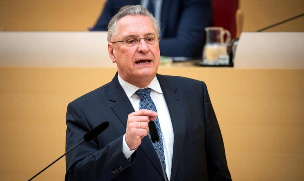Политика: Министр внутренних дел Баварии: «Риск насилия со стороны мигрантов растет»