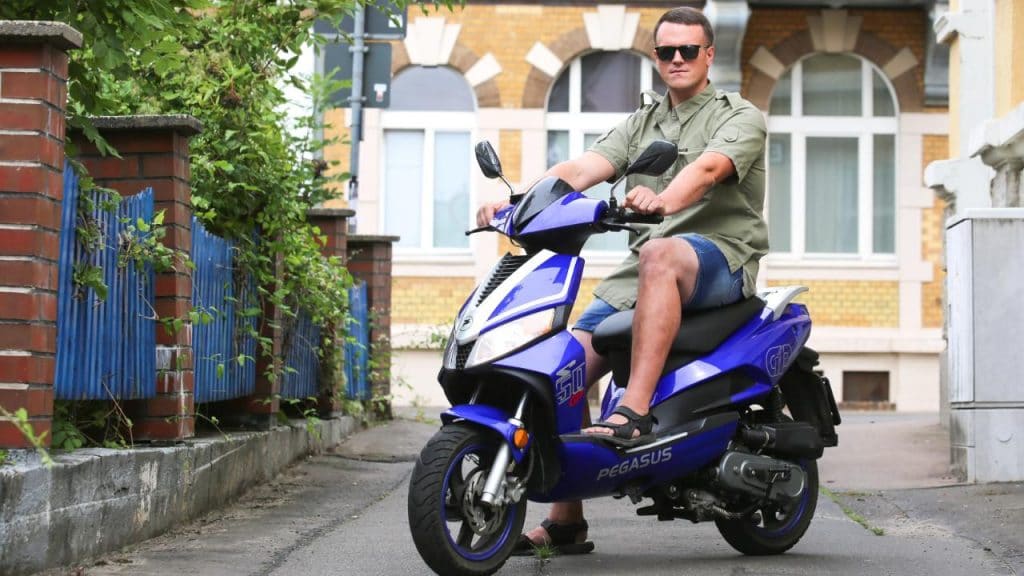 Происшествия: Невероятная история: спустя восемь лет полиция вернула жителю Лейпцига украденный скутер