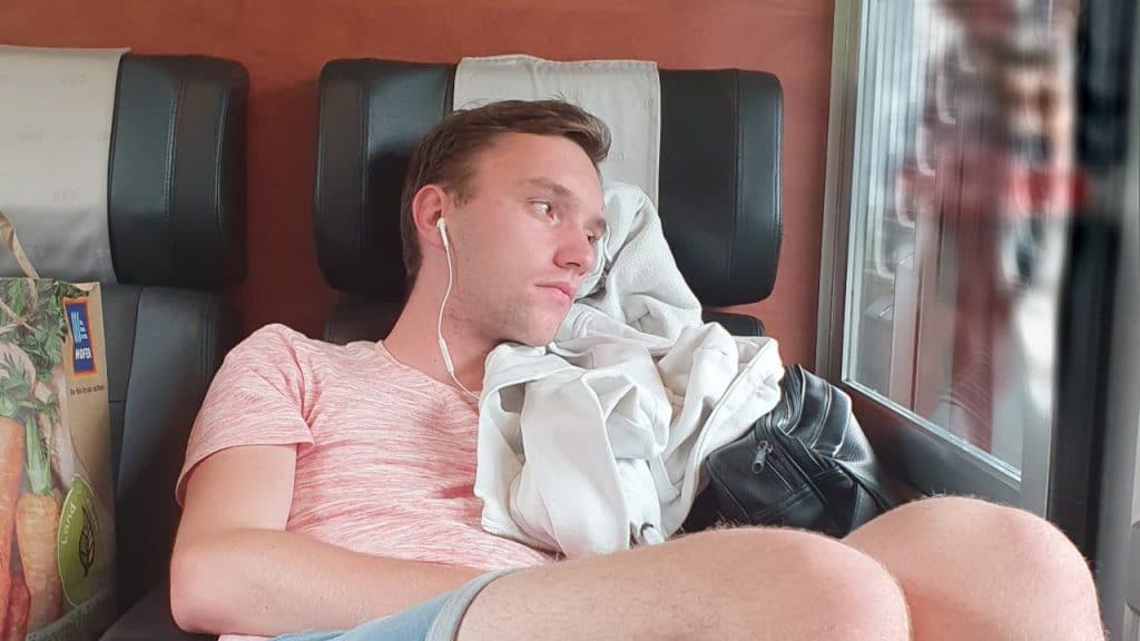 Происшествия: 14 часов в поезде вместо двух в самолете: Ryanair продолжает раздражать пассажиров
