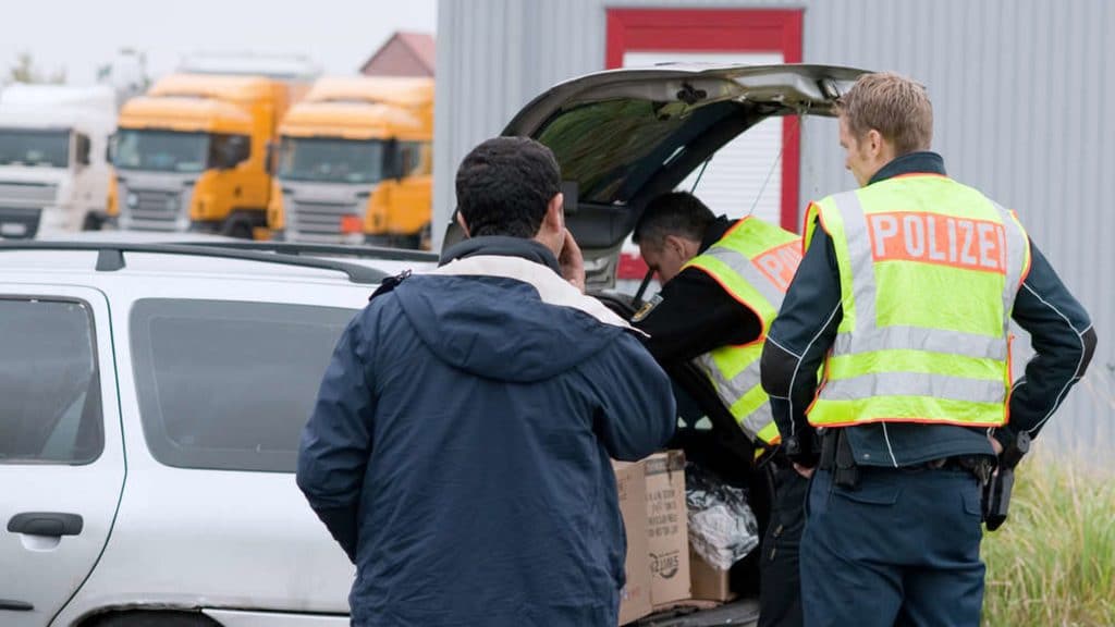 Происшествия: Полиция Баварии остановила автомобиль, в котором ехало девять человек: двое детей сидели в багажнике