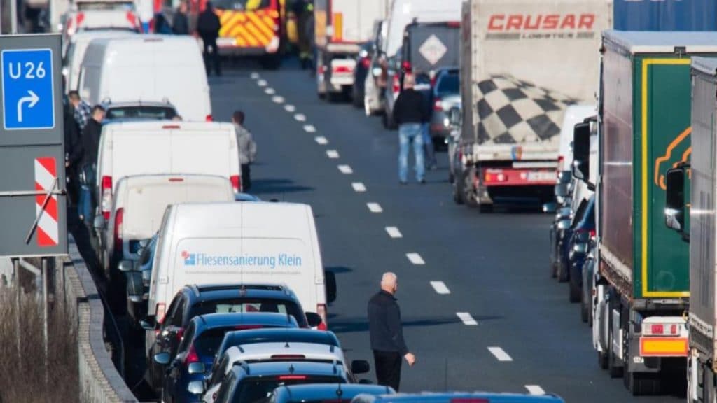 Общество: Каждый шестой километр автобанов в Германии имеет изъяны, влияющие на безопасность и комфорт водителей