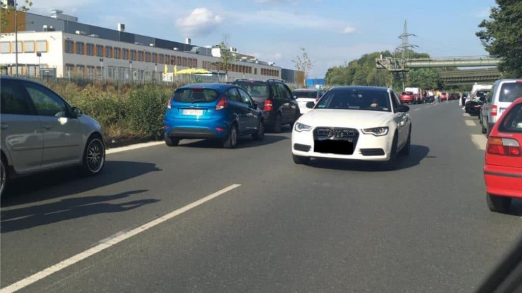 Происшествия: В Дортмунде водитель решил воспользоваться аварийной полосой, поставив под угрозу жизни пострадавших