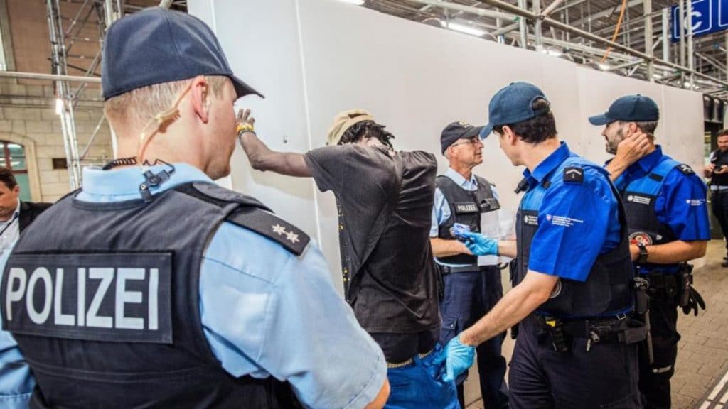 Общество: Как правоохранители контролируют немецкие границы?