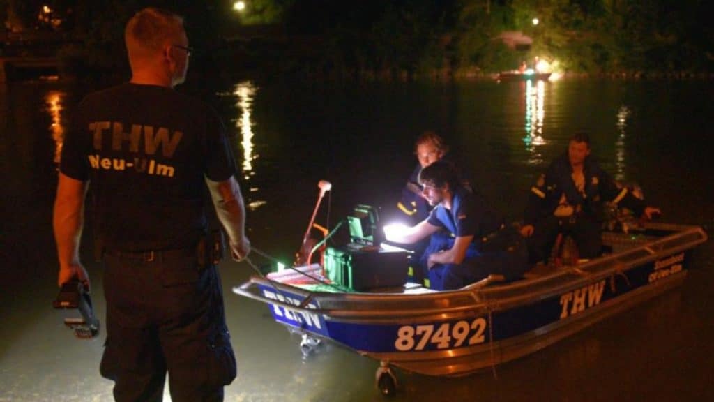 Происшествия: Бавария: женщина прыгнула в реку за телефоном, теперь ее разыскивают спасатели