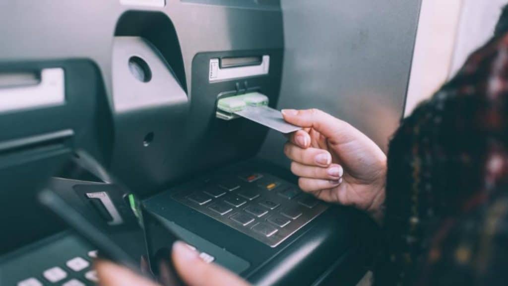 Общество: Во сколько вам обойдется снятие денег в банкомате за границей?